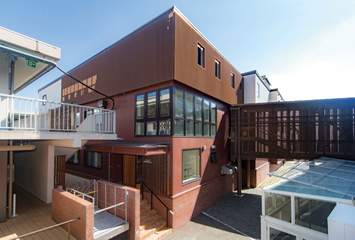 明るい外観の建物