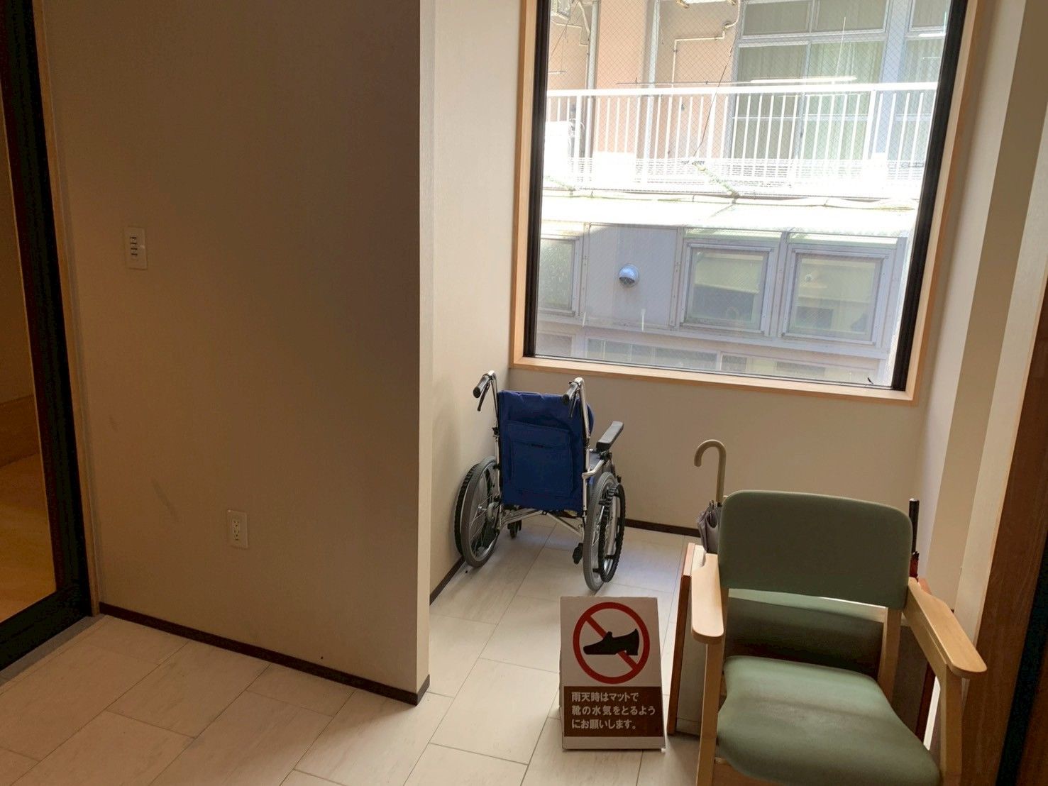 窓際の車椅子と椅子