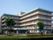マンションを思わせるような５階建ての建物である。ゆとりのあるバルコニーが完備されているので、よく晴れた日には洗濯物が干せる。