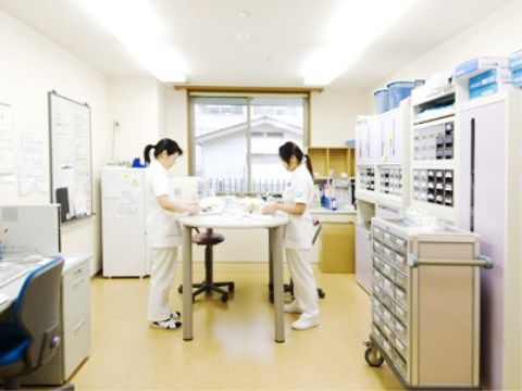 入居者様の健康維持に欠かせない薬の管理を行う医療スタッフ