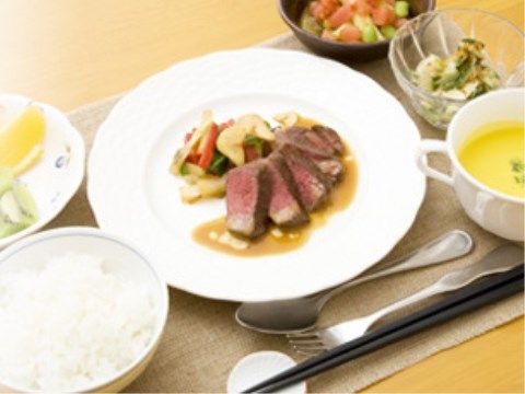 栄養士や調理師が工夫を凝らした、彩りも鮮やかな食事の一例