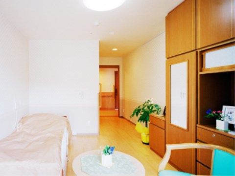 清潔感のある明るい居室である。床はホコリの溜まりにくいフローリング材なので、アレルギー体質の方でも安心である。