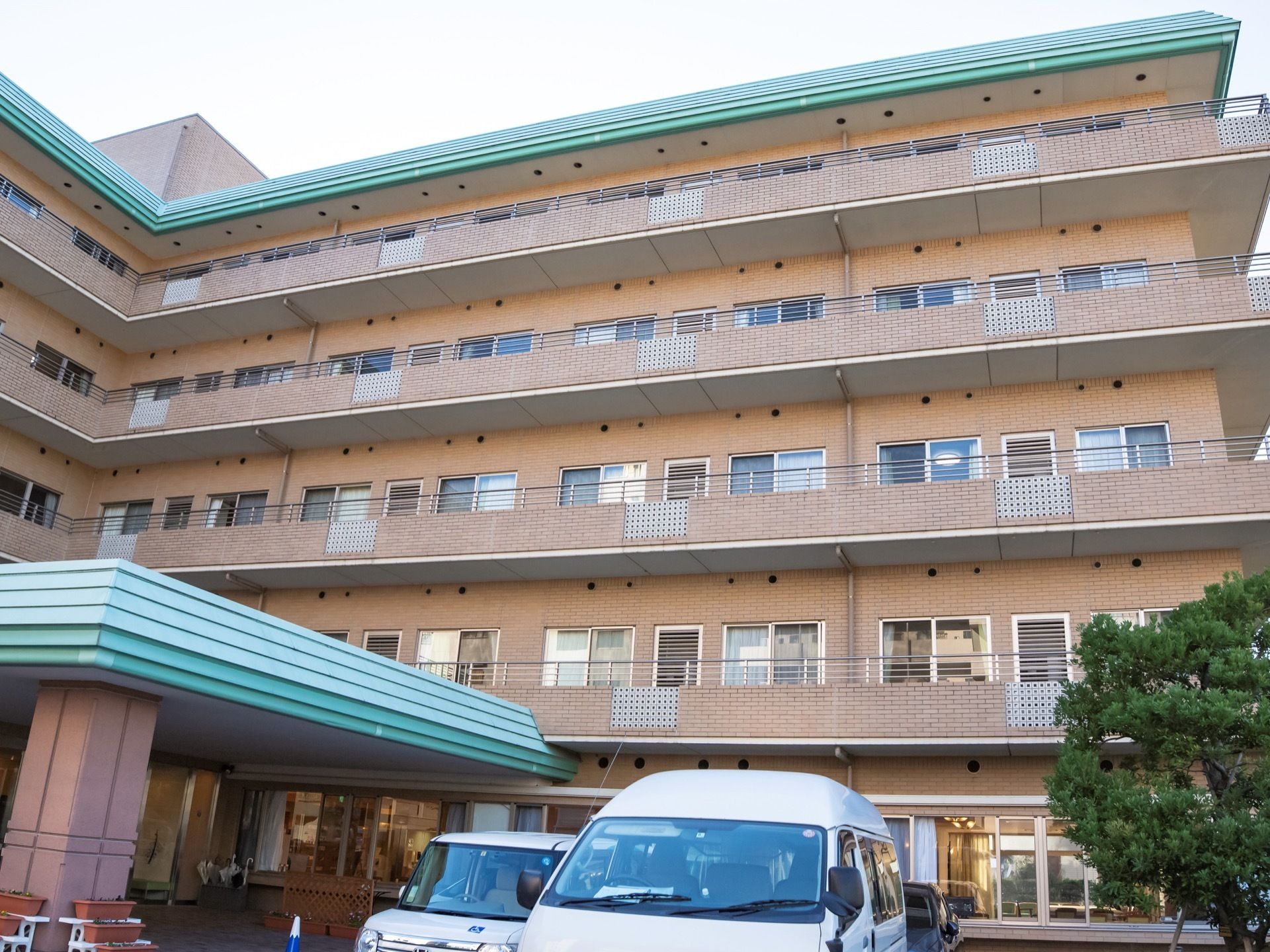 玄関を入ると、１階にはエントランス、食堂、浴室、健康管理室がある。２階から５階が入居者様の居住スペースになっている。