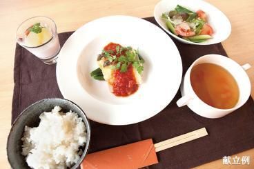 ごはんとスープとデザートが付いた洋食