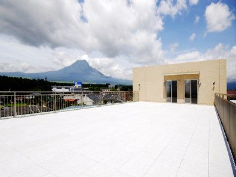 見晴らしがよく遠くの山も見える、広くて開放感のある屋上