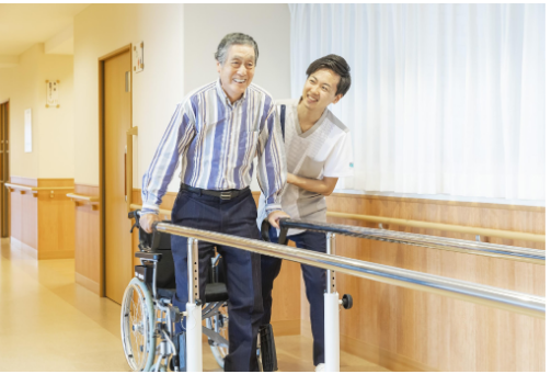 入居者の胸に聴診器を当てて、体の調子を診ている医師