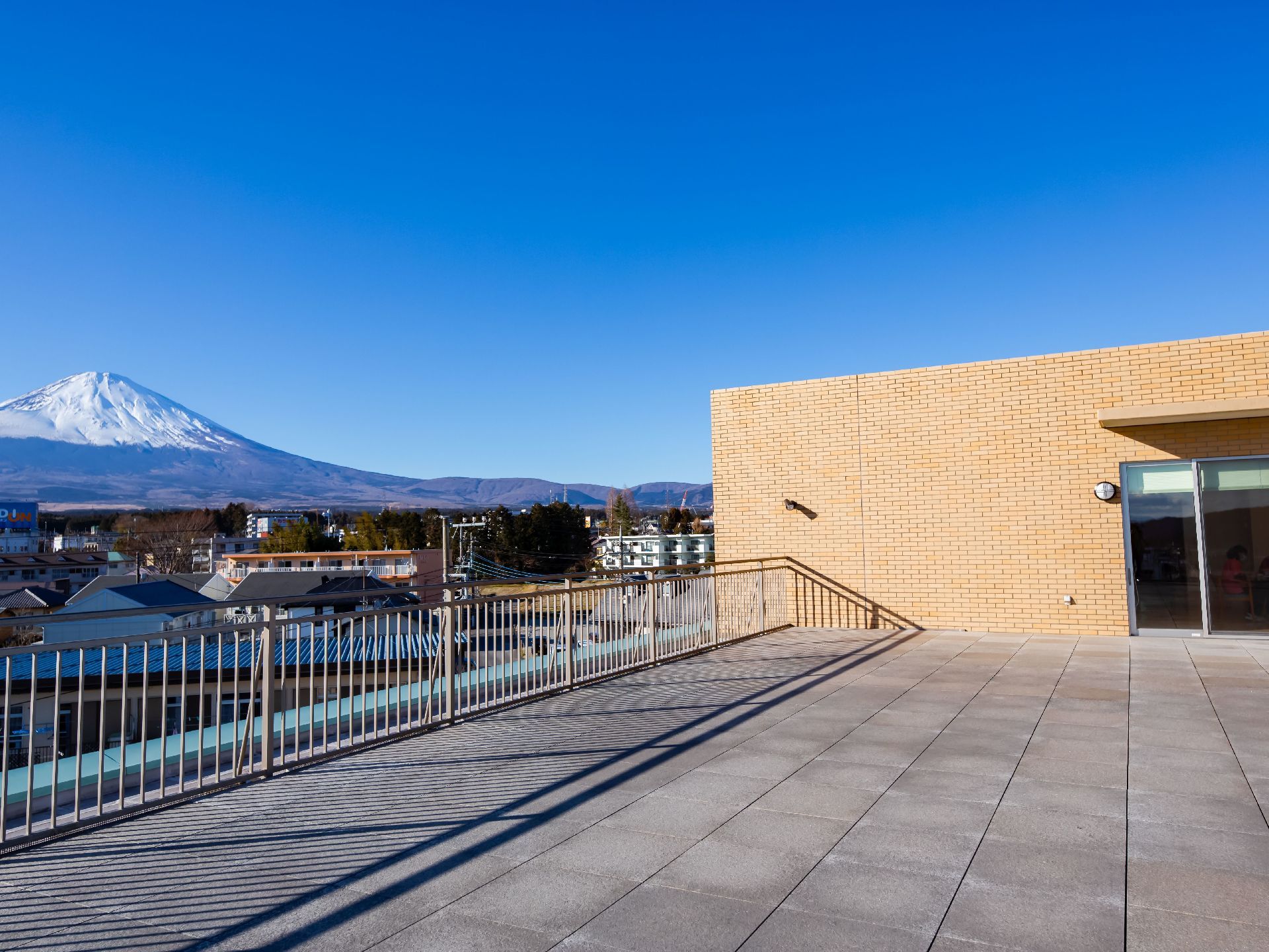 コンクリートの床と鉄製の柵に囲まれた広い屋上がある。周囲は見晴らしがよく、周りの景色を見渡すことができる。遠くには富士山が望める。