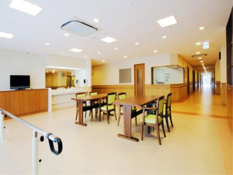 施設内には、機能訓練スペースを完備している。リハビリや体力増進に役立つ器具がそろっている。テレビを観て休憩ができるスペースがある。
