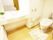 トイレは温水便座洗浄機付きで、寒い季節でも快適に使っていただける。トイレの両側に立ち上がりに便利な手すりと補助バーが設置されている。