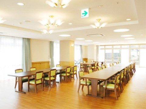 明るくて広い食堂である。多数のテーブルや椅子があるため、食事以外でもレクリエーションや入居者様同士の交流など、さまざまな用途で使用できる。