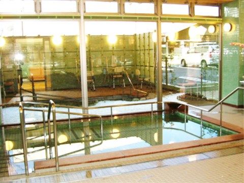広い浴槽の周辺に手すりが設置されている。壁一面がガラス張りとなっており、常備に開閉可能の小窓が複数取り付けられている。