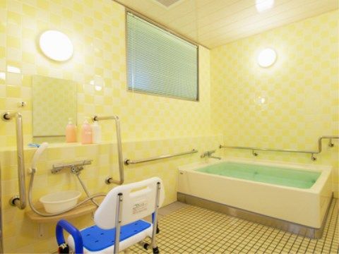 一人用の浴室だが室内も浴槽も通常のものより大きく、ゆったりと使っていただける。備え付けのシャワーチェアは足にゴムがはめてあり、安定感がある。