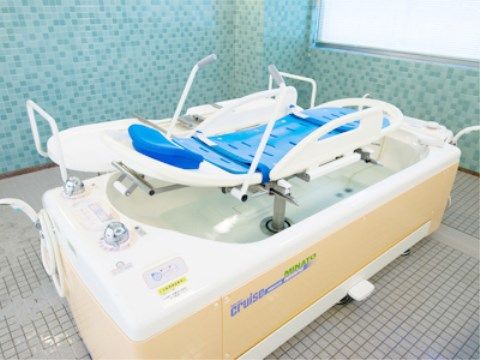 壁は水色を基調としたモザイクタイル張りで、海辺のような風情がある。光を取り込む大きな窓があるが、曇りガラスで中が見えないようになっている。
