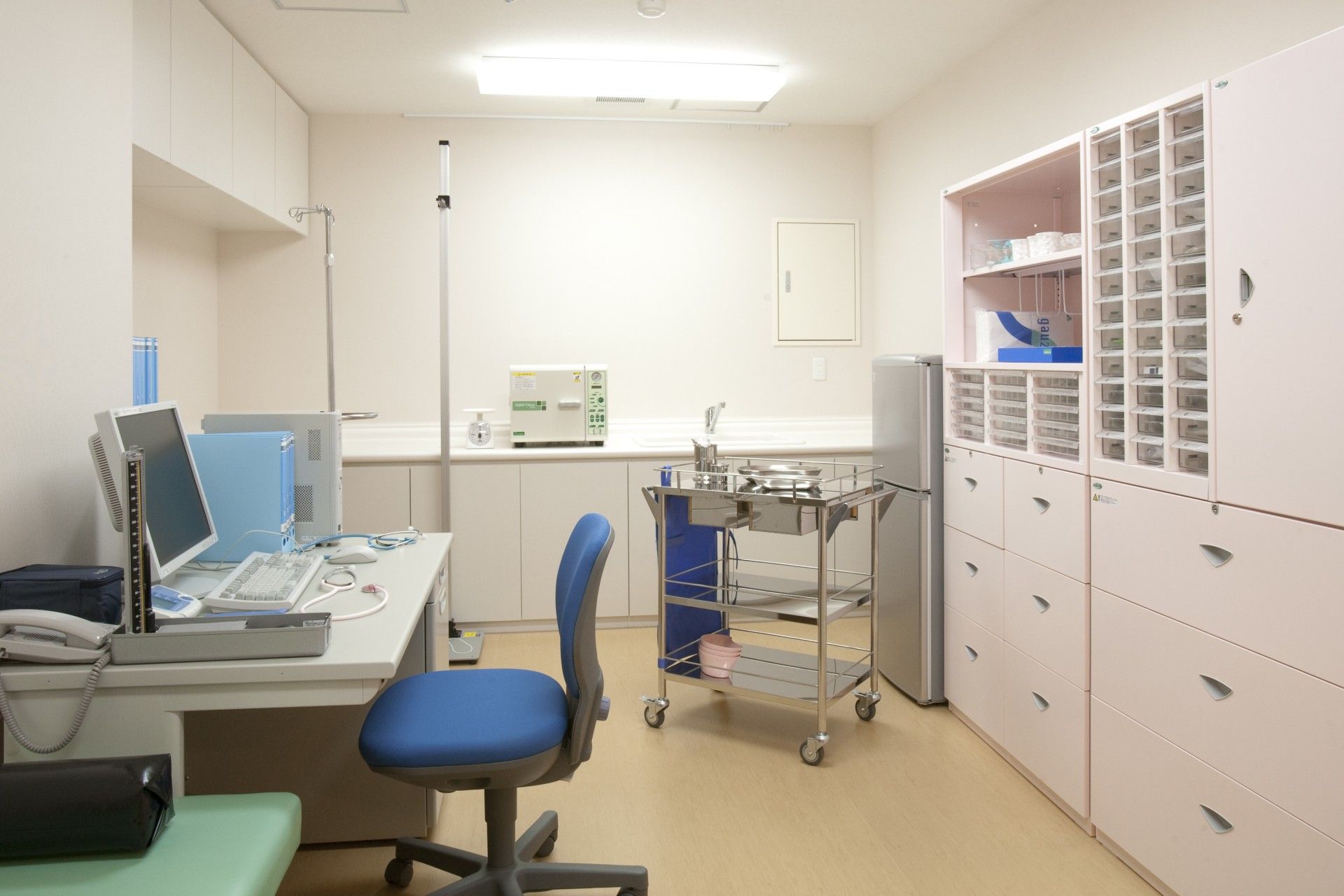 健康維持のために大切な定期健康診断で医師の診察を受ける入居者様