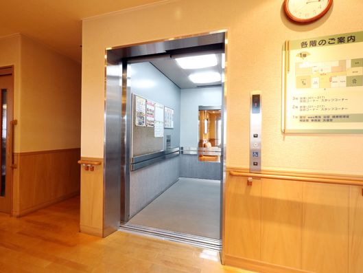 エレベーター前