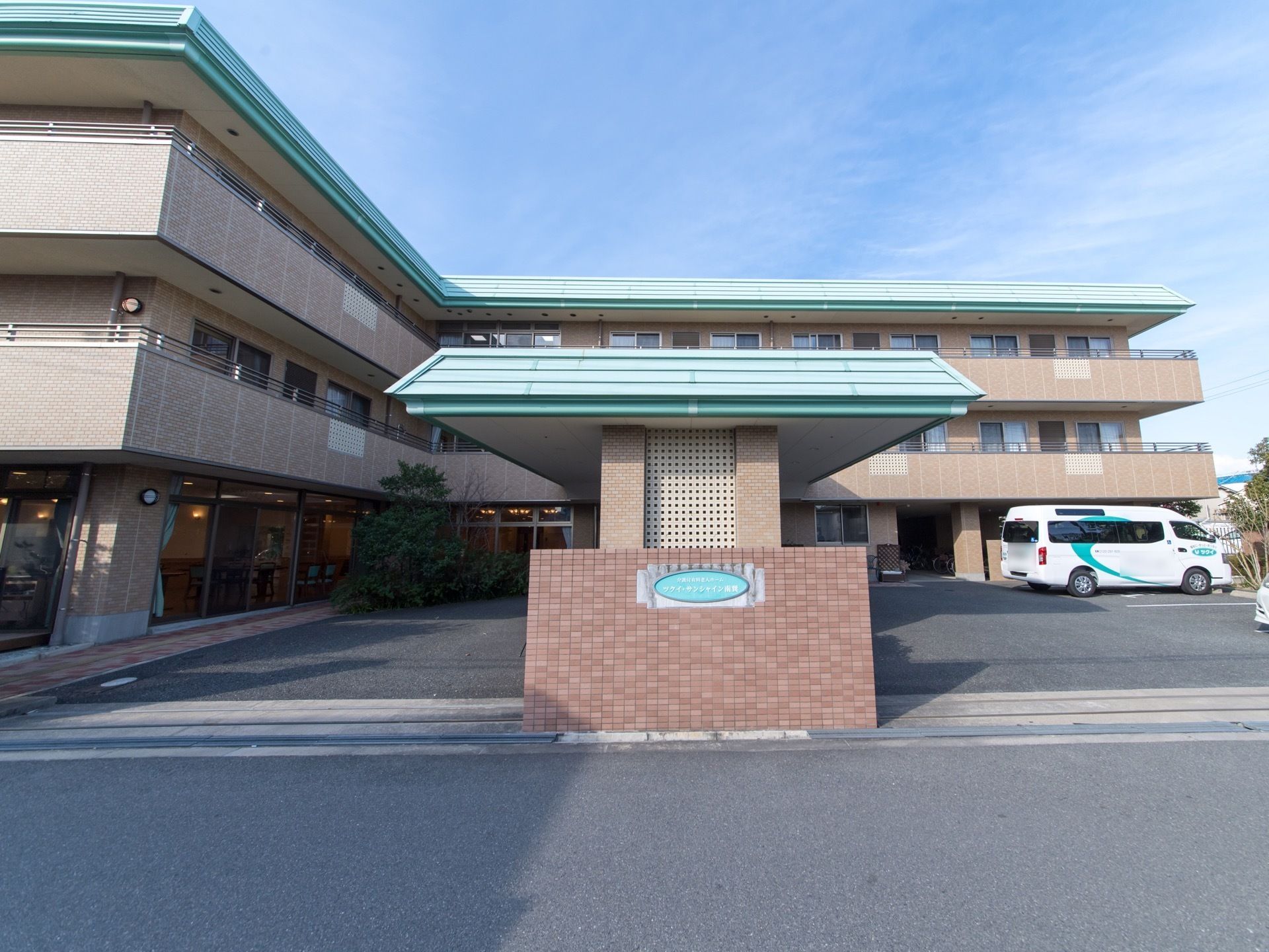 三階建てのベージュ系のレンガ張りの建物で、屋根は緑色である。２階３階には、ベランダが付いており、１階は広い掃き出し窓になっている。