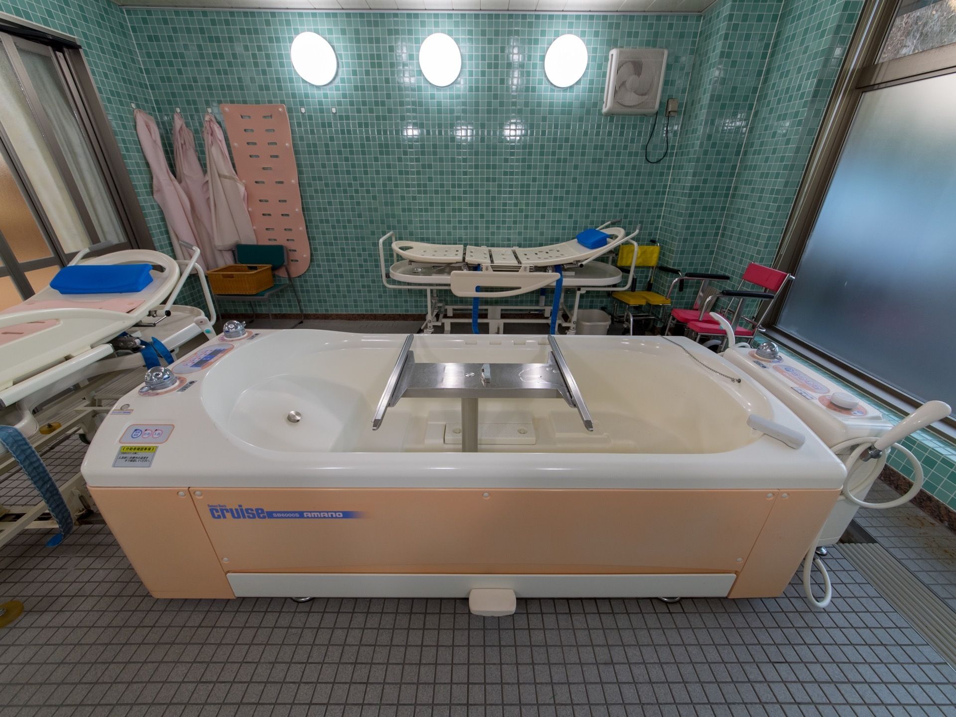 特殊浴室も備え付けている。寝たきりの方、自身での入浴が難しい方は介助付きで横になったまま入浴することができる。