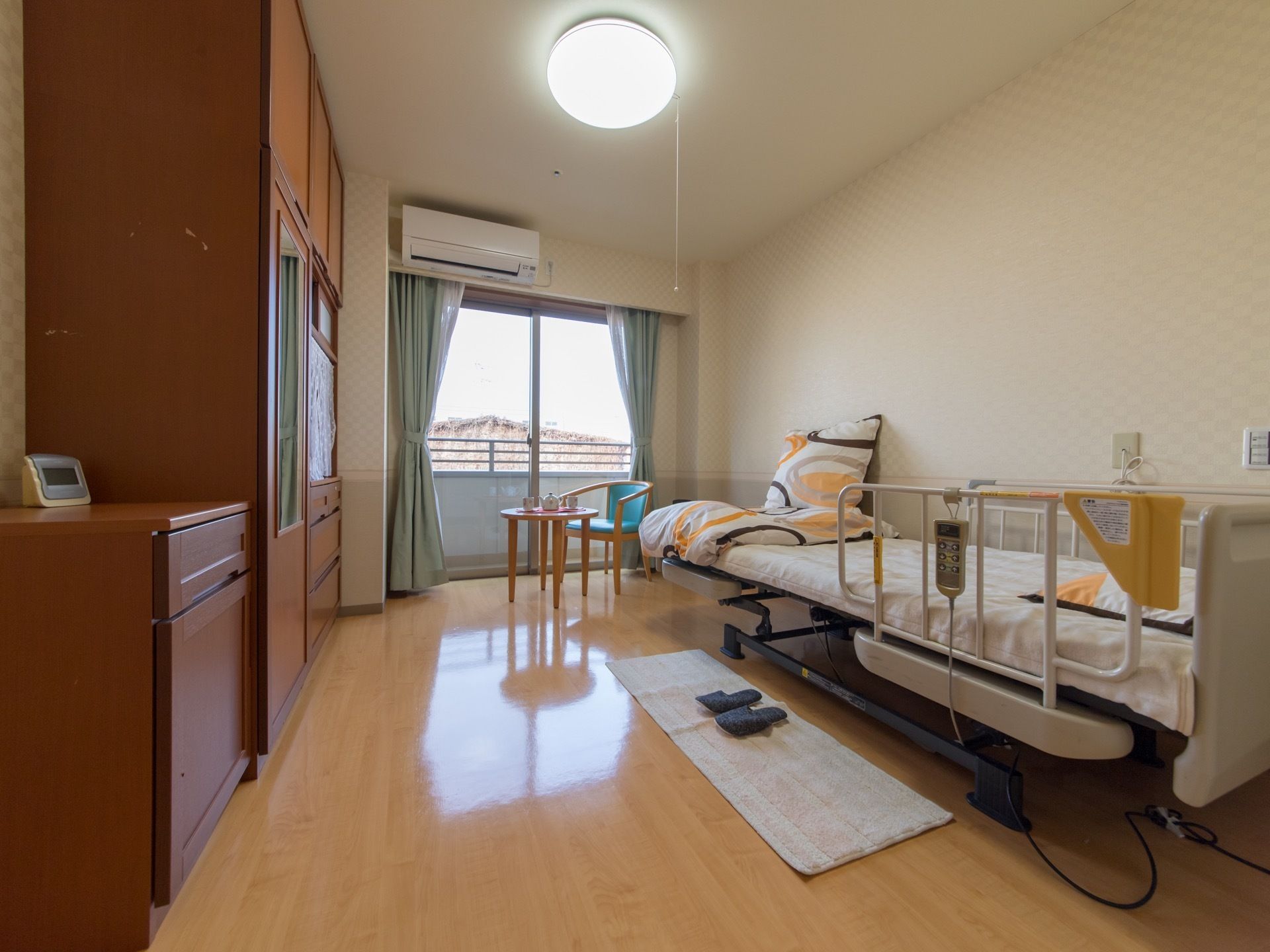 完全個室の居室である。広さは約11畳もあり、ゆったり過ごせる。あらかじめ充実した設備が備わっているのですぐに生活することができる。
