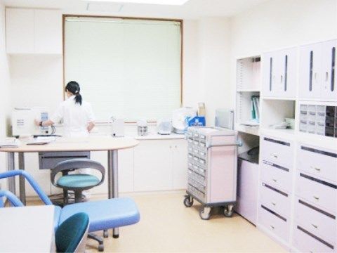 医療関連のサポート機器が充実している、整頓されたスタッフルーム