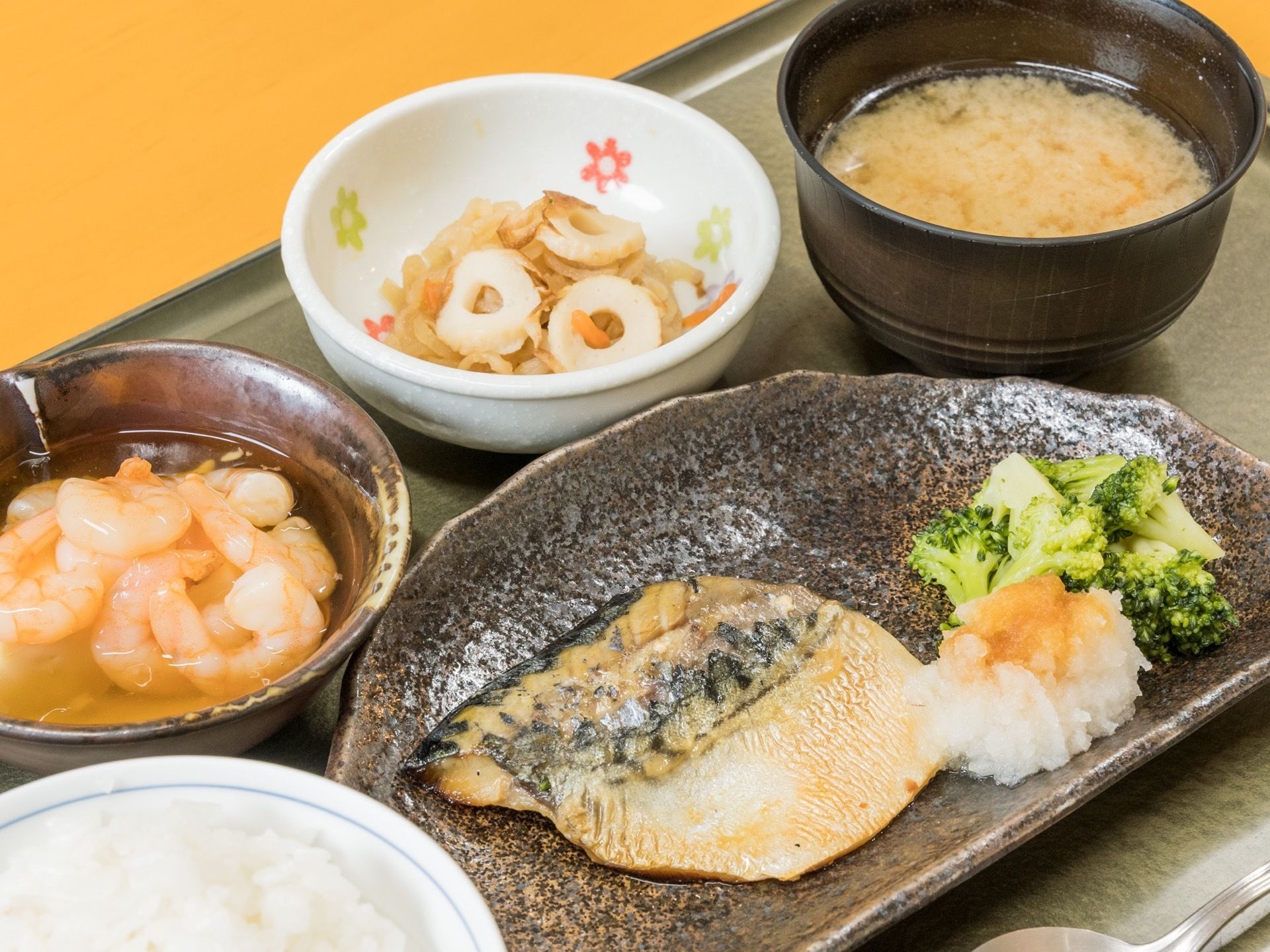 この日は魚料理をメインに、ご飯と味噌汁、２つの小鉢を添えた食事である。栄養バランスを考慮した健康的なメニューである。