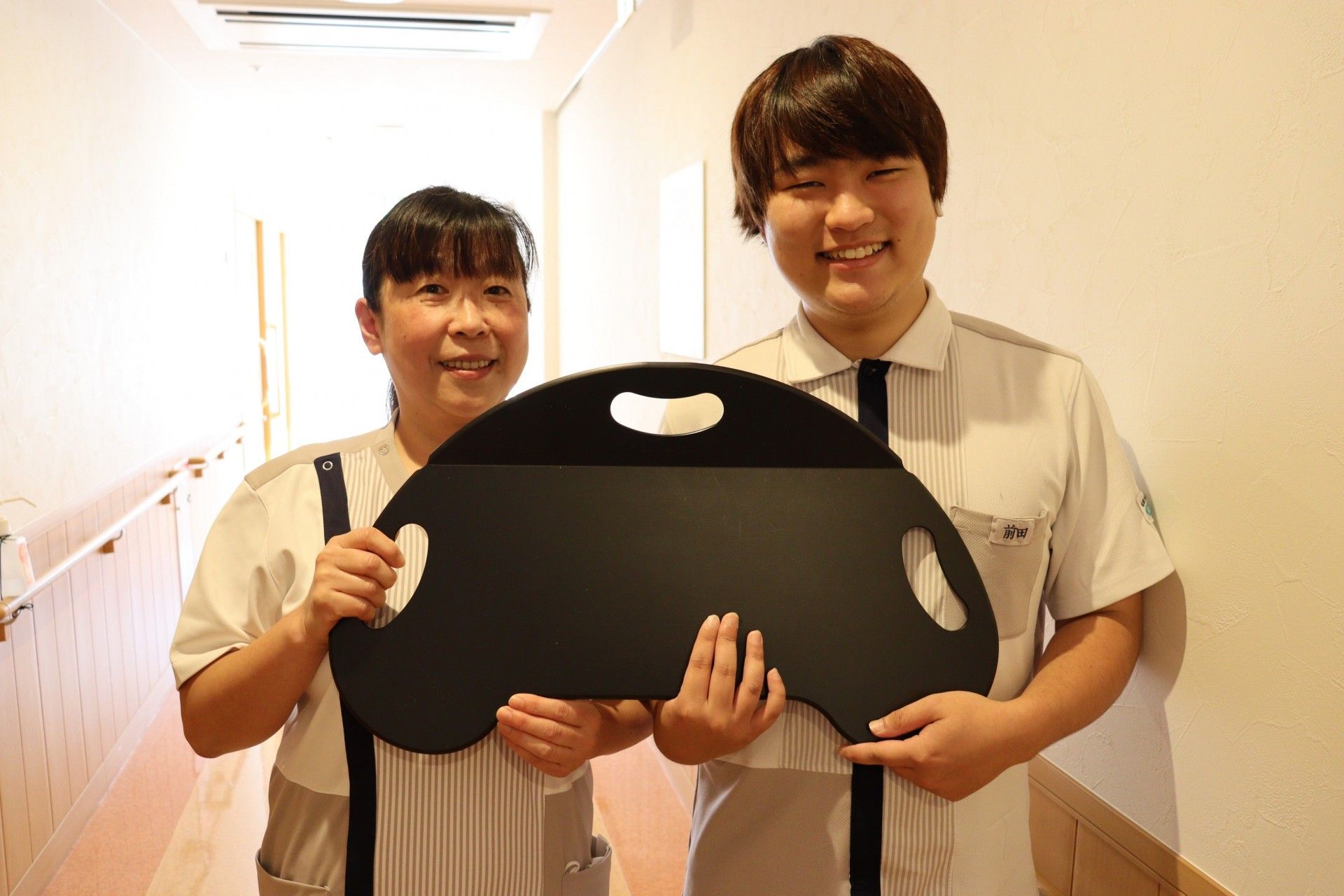 気分転換や健康維持のための軽い運動の一環として、スタッフと一緒に両腕を上げる入居者様