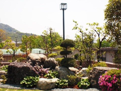 緑や花が楽しめる、日本庭園を模した手入れの行き届いた庭