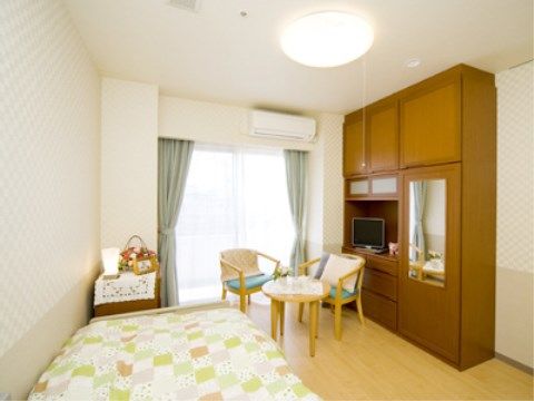 居室に備え付けられている収納棚には引き出しが多数取り付けられており、鏡やテレビを置くスペースも設けられている。