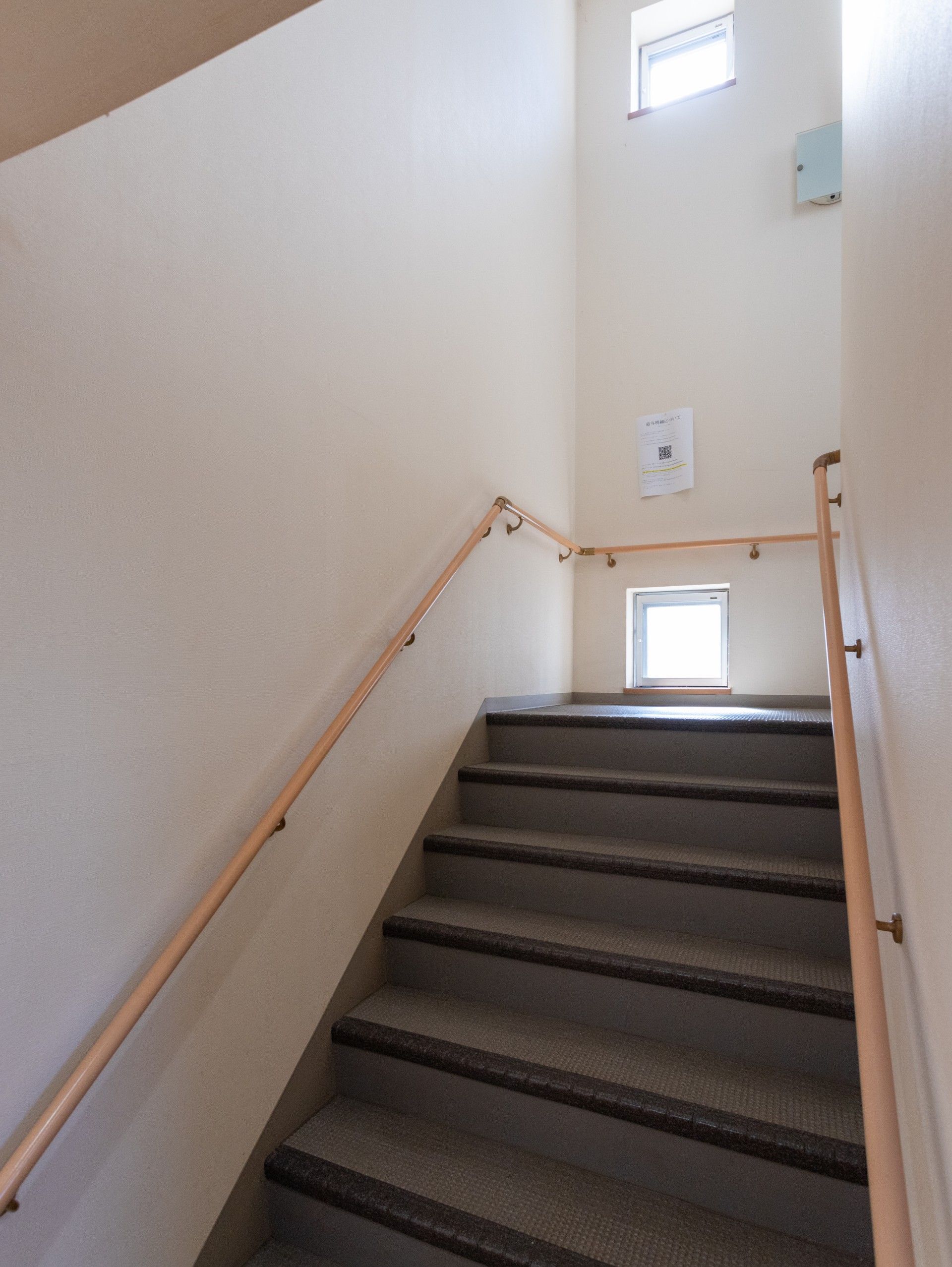 手すり付きの階段