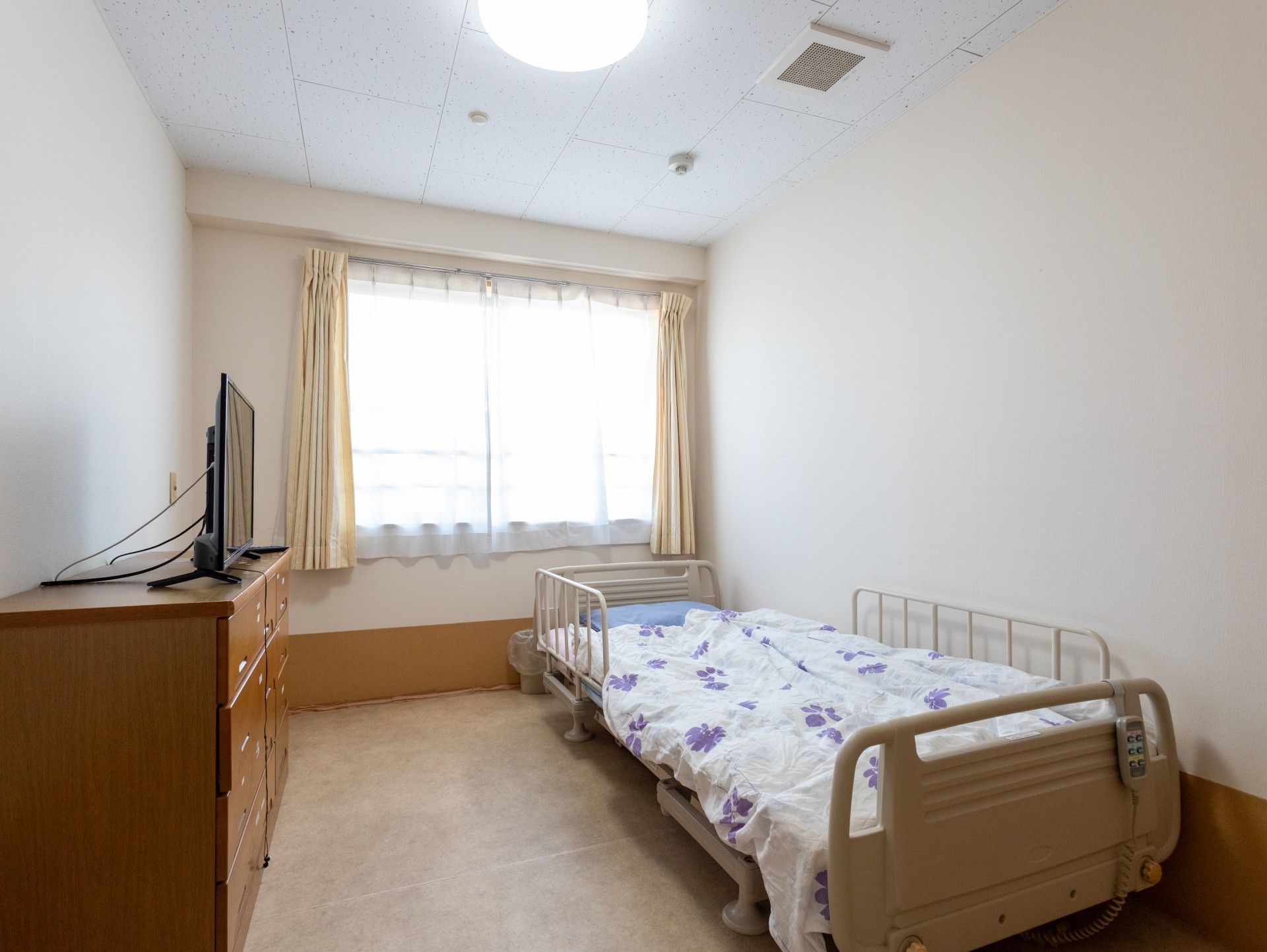 明るい個室のベッド