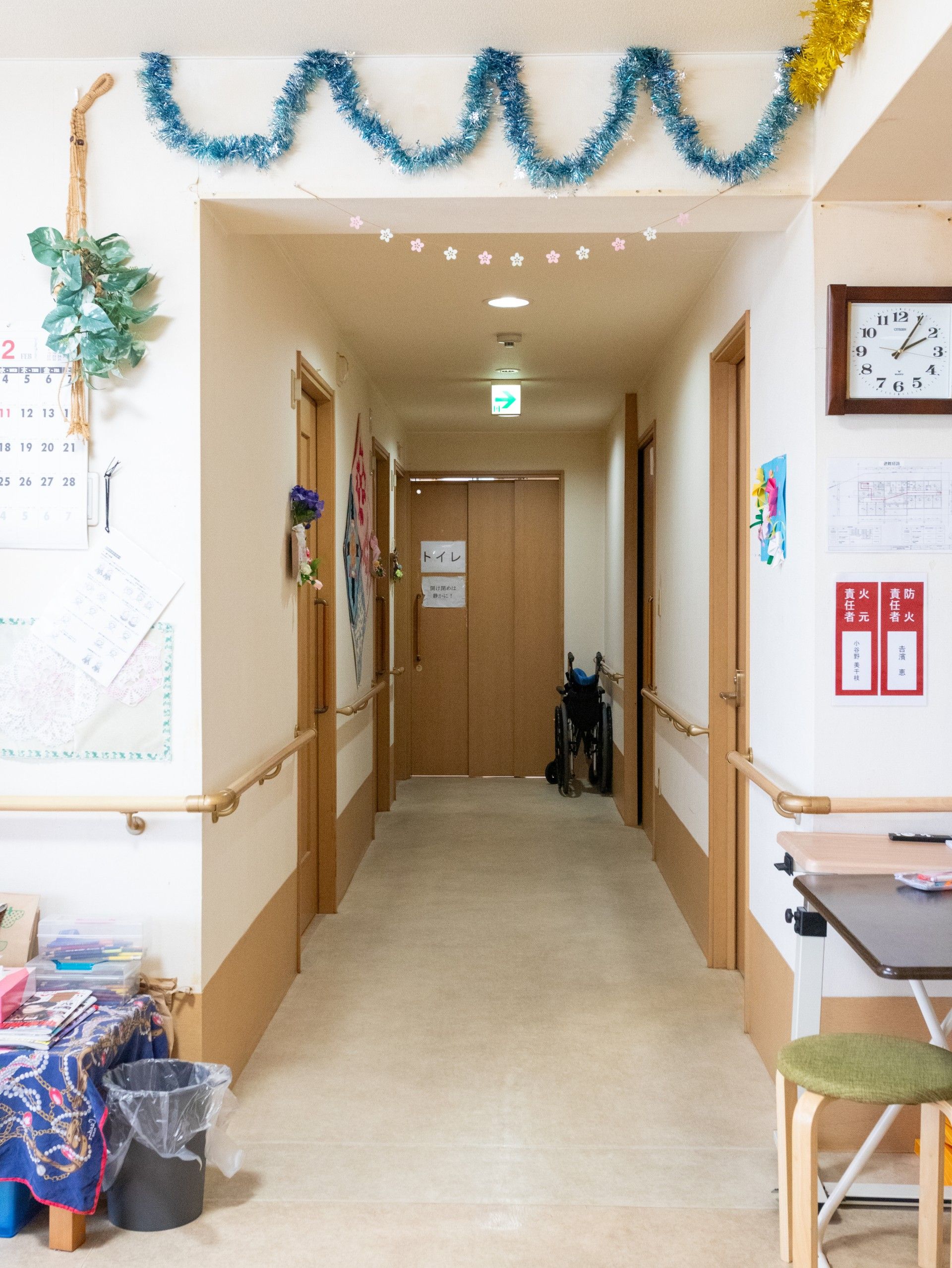 飾り付けがある廊下