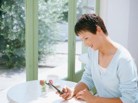 ゆったり過ごす女性とテーブル