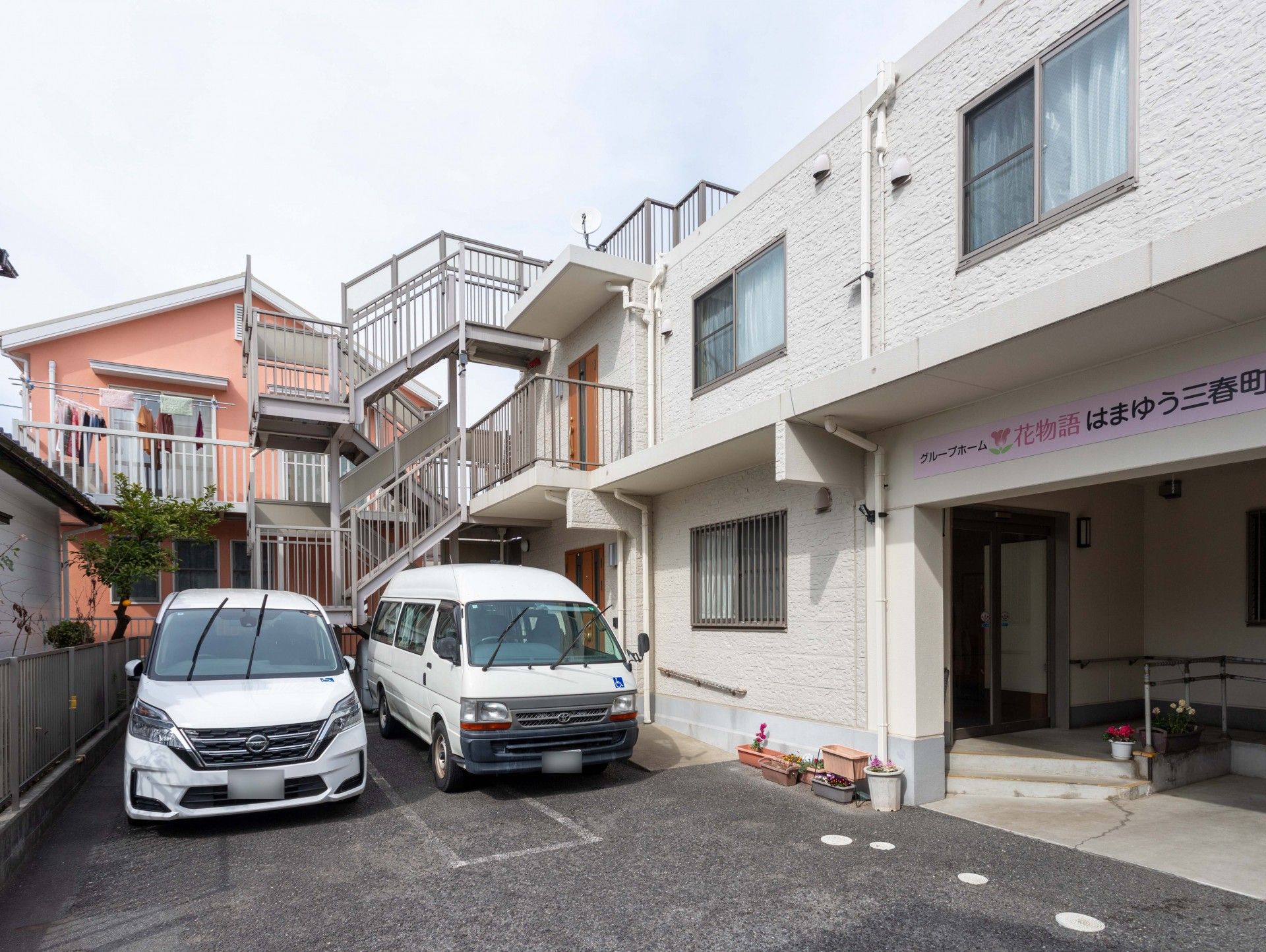 駐車場と建物の外観
