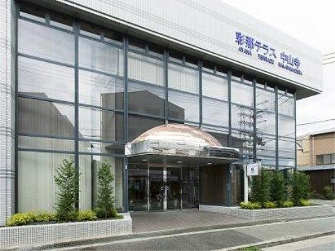 一面ガラス張りになっており、玄関の外の屋根が丸くなったスタイリッシュな建物。出入口までは段差がなく、車椅子での出入りも楽に行える。
