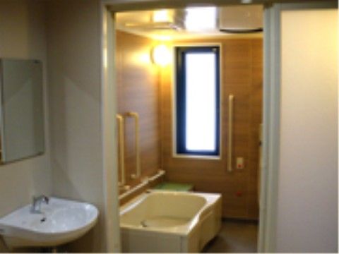 浴室内には、手すりがたくさん設置されている。呼び出しボタンも備え付けられているため、安心して入浴することができる。