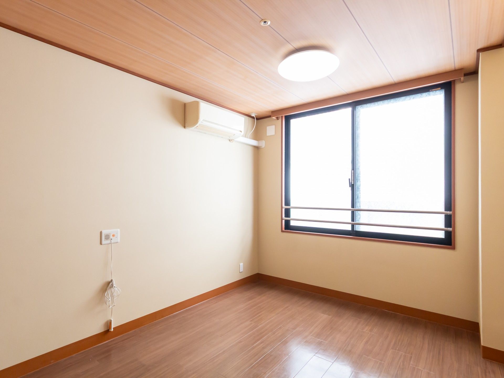 明るい個室の窓辺