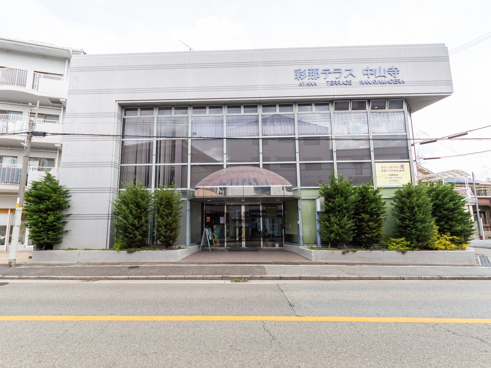 正面玄関の外観