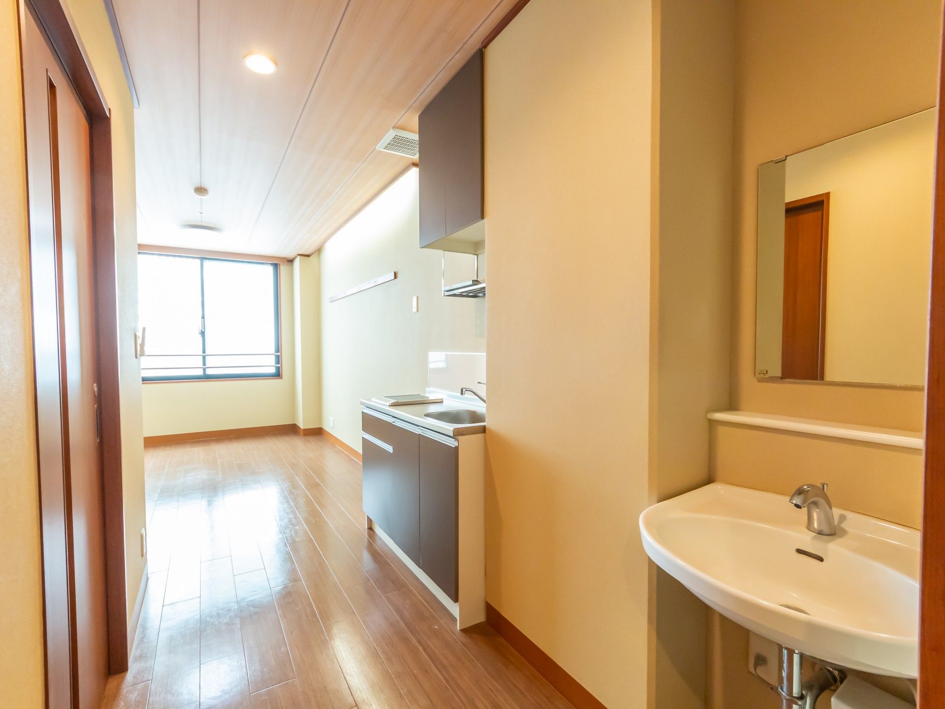 明るい廊下と洗面台