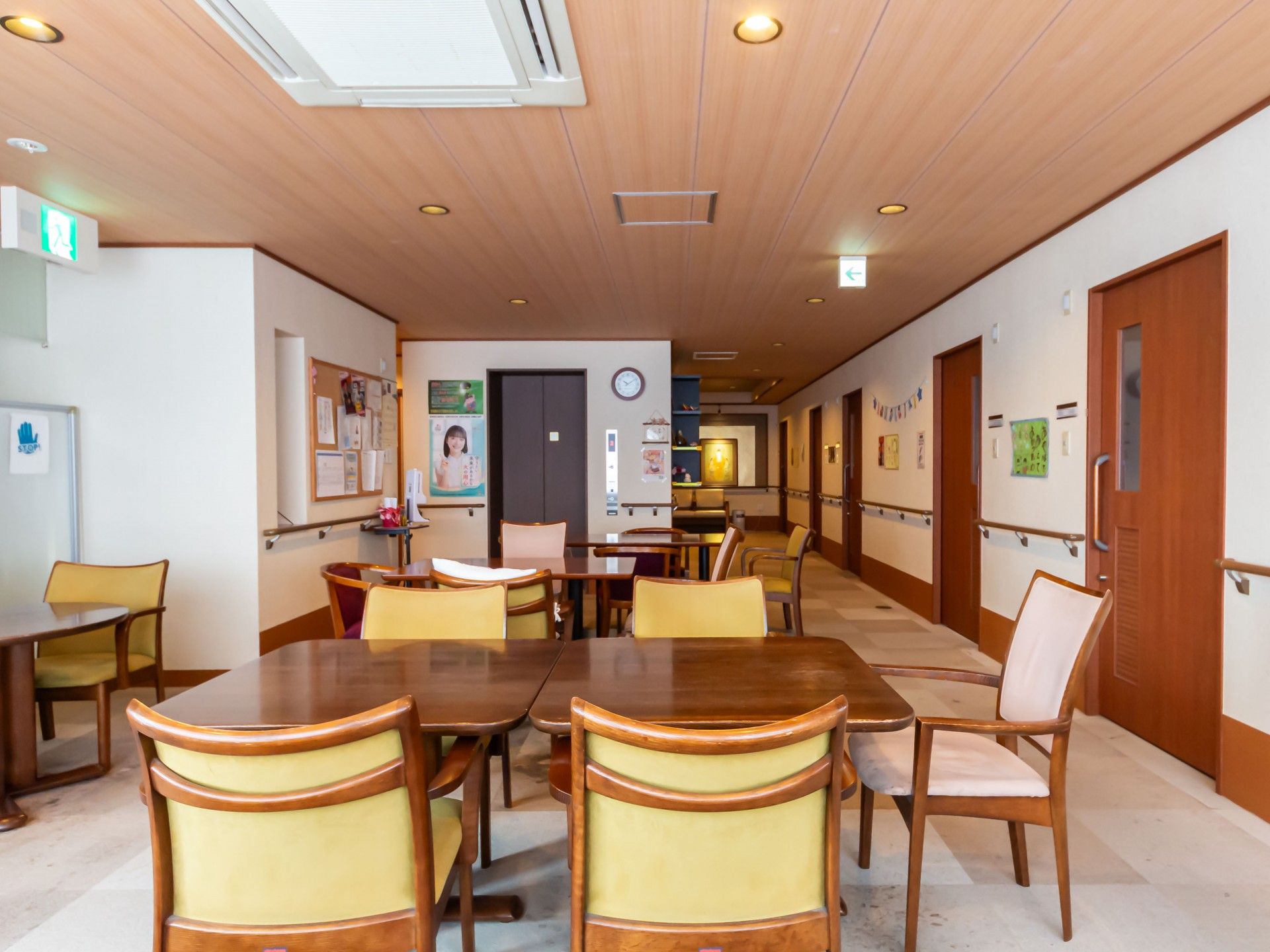 落ち着いた雰囲気の廊下