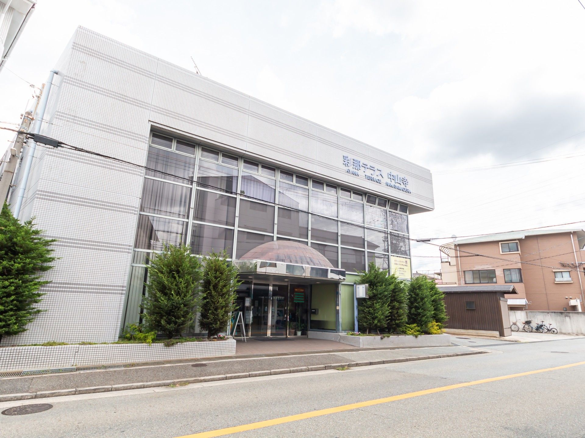 大きな窓のある建物外観