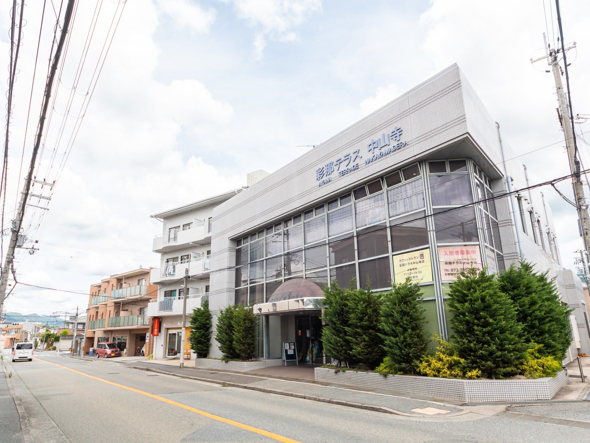 大通り沿いの建物外観