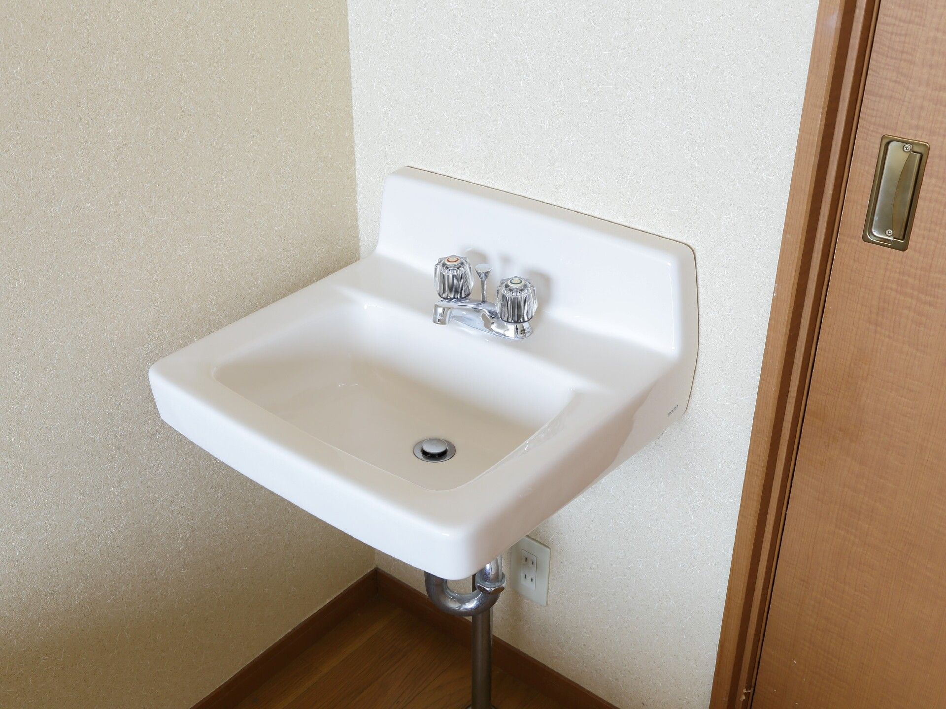 居室の入り口に設置された白い洗面台。
