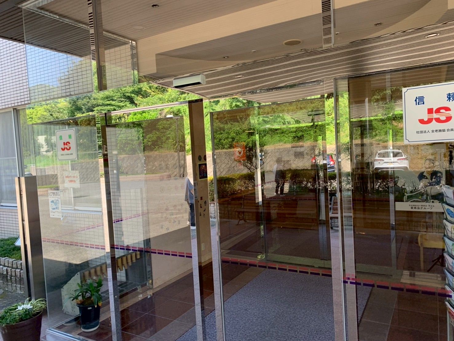 ガラスの自動ドア入口