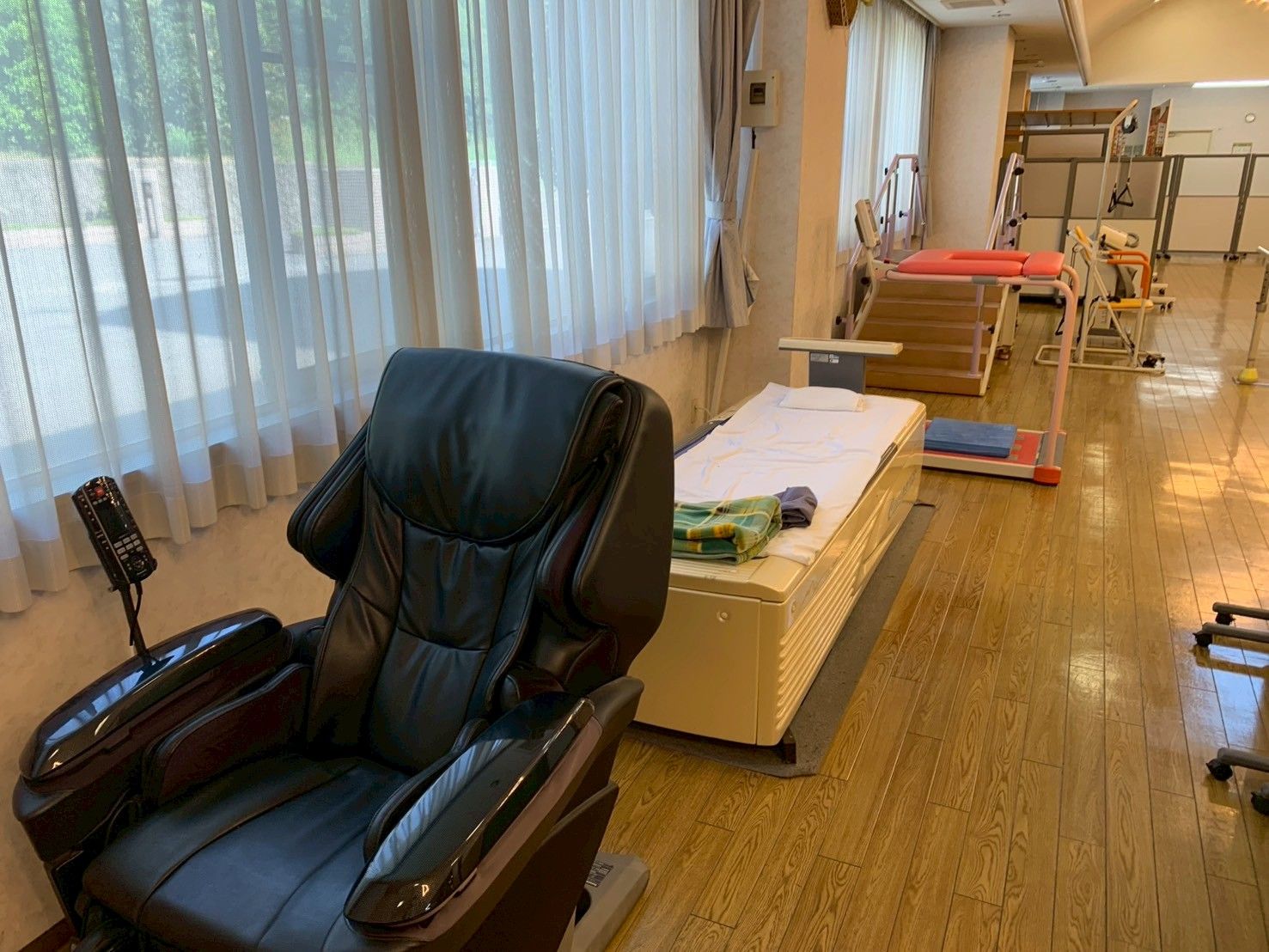リハビリ用具と椅子の部屋