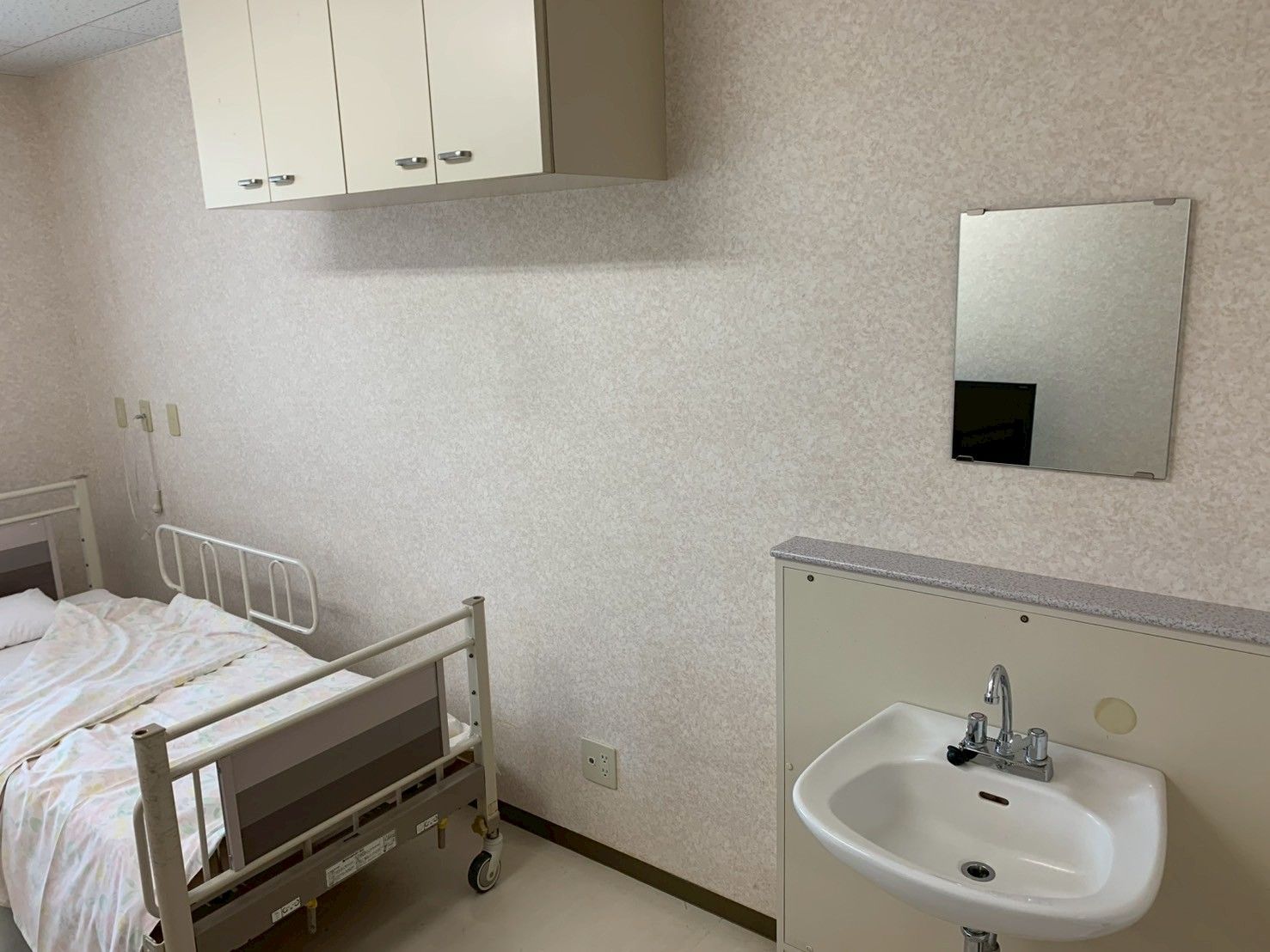 シンプルな居室の一角