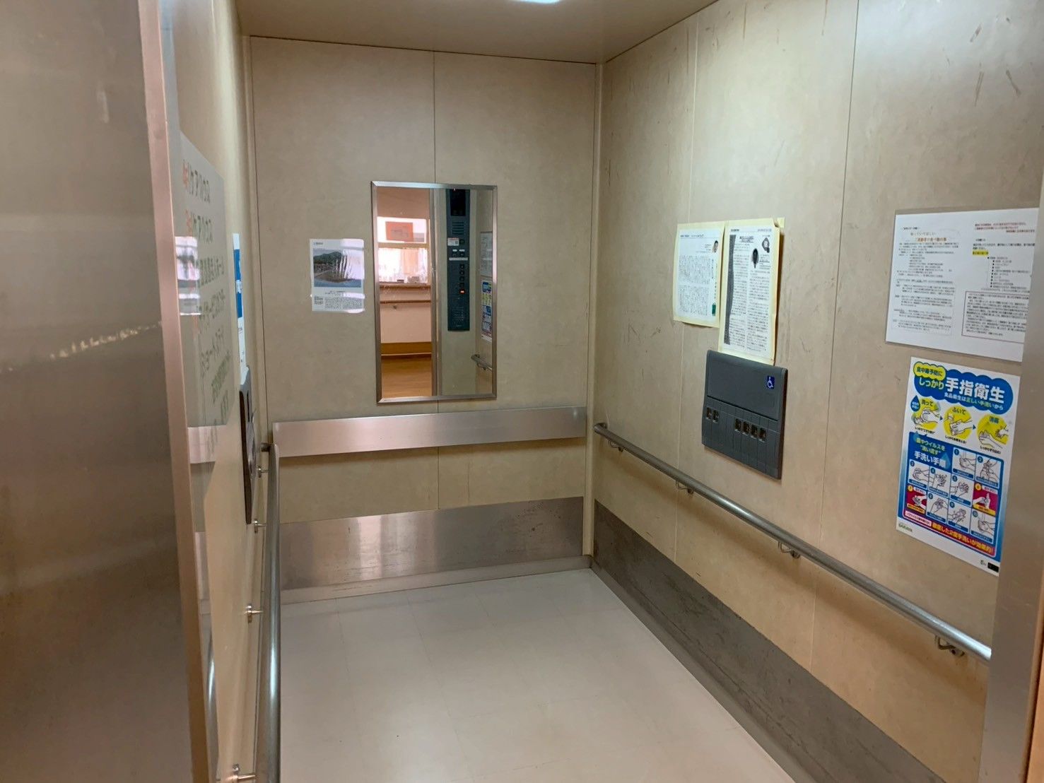 手すり付きのエレベーター