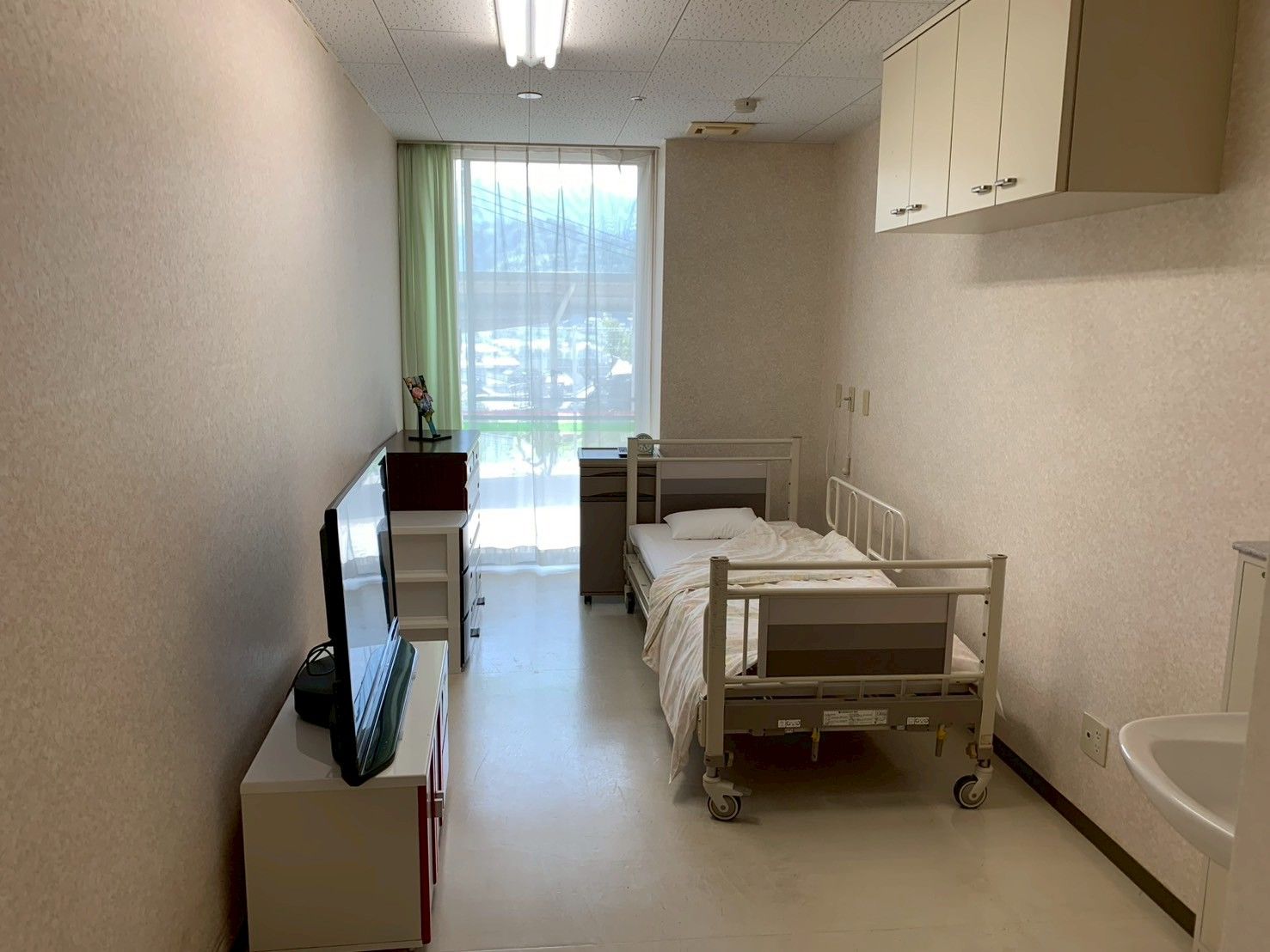 明るい個室のベッド