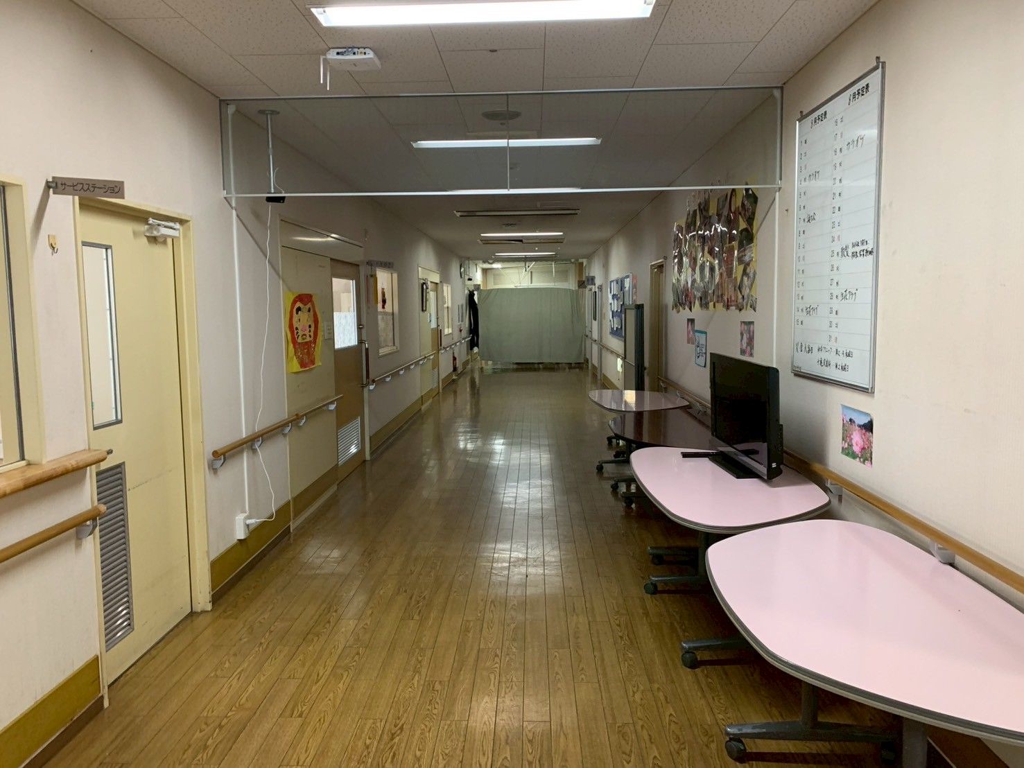 長い廊下と掲示板
