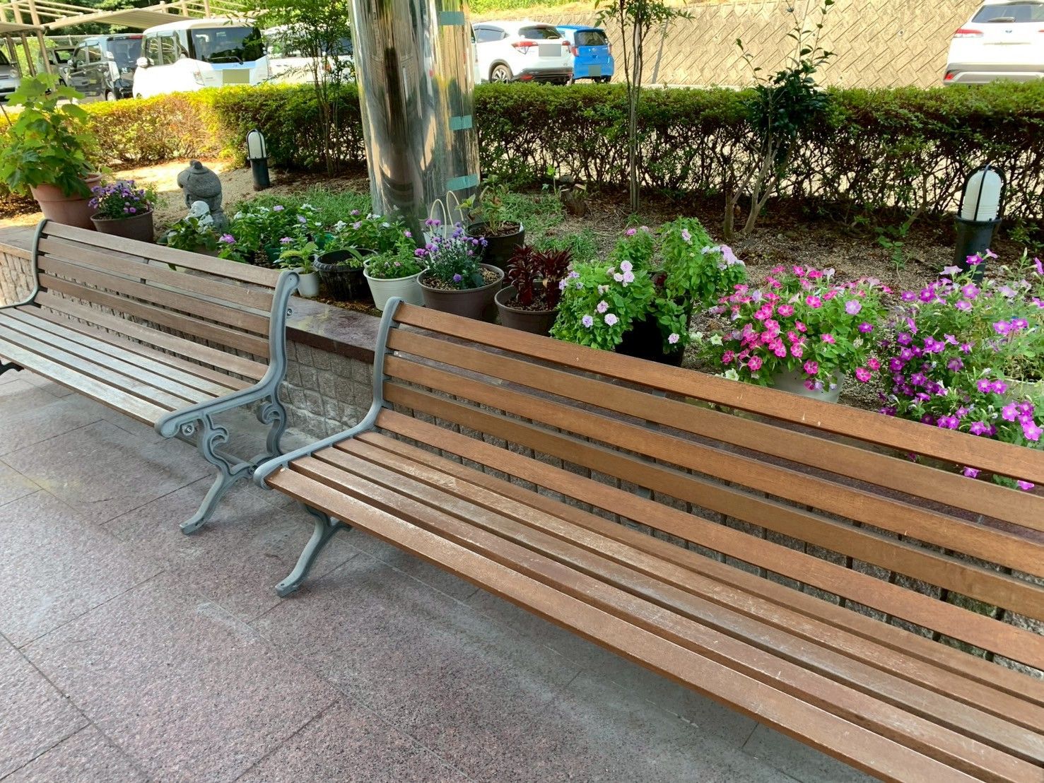 花壇のあるベンチ