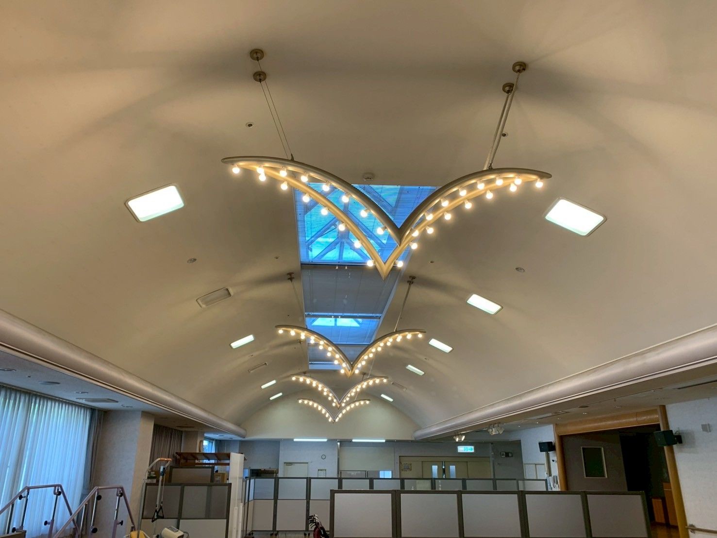 天井の照明が美しい空間