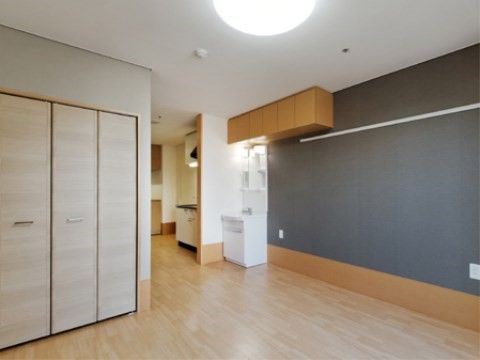 「高齢者向け優良賃貸住宅 えにし」居室は高いデザイン性でセンスよく纏められた空間となっています。